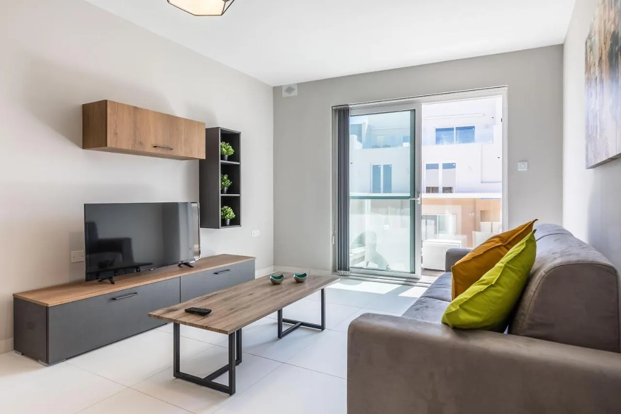 Apartment Unique Two Bedroom Apt With Huge Outdoor Area And Close To Entertainment Is-Swieqi