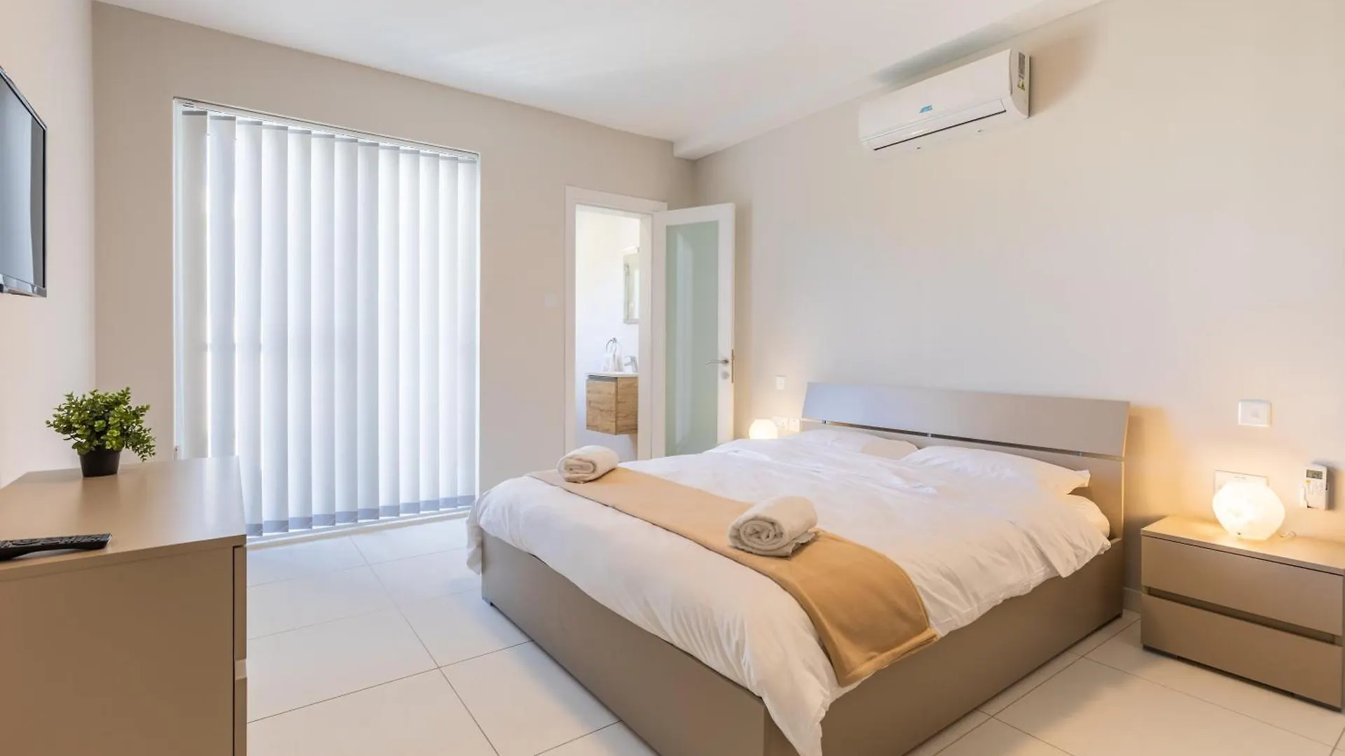 Apartment Unique Two Bedroom Apt With Huge Outdoor Area And Close To Entertainment Is-Swieqi